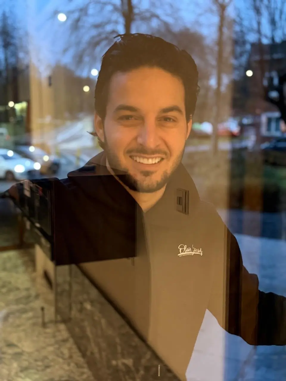 Portrait du fondateur d'Oliver Services, en veste au logo de l'entreprise.