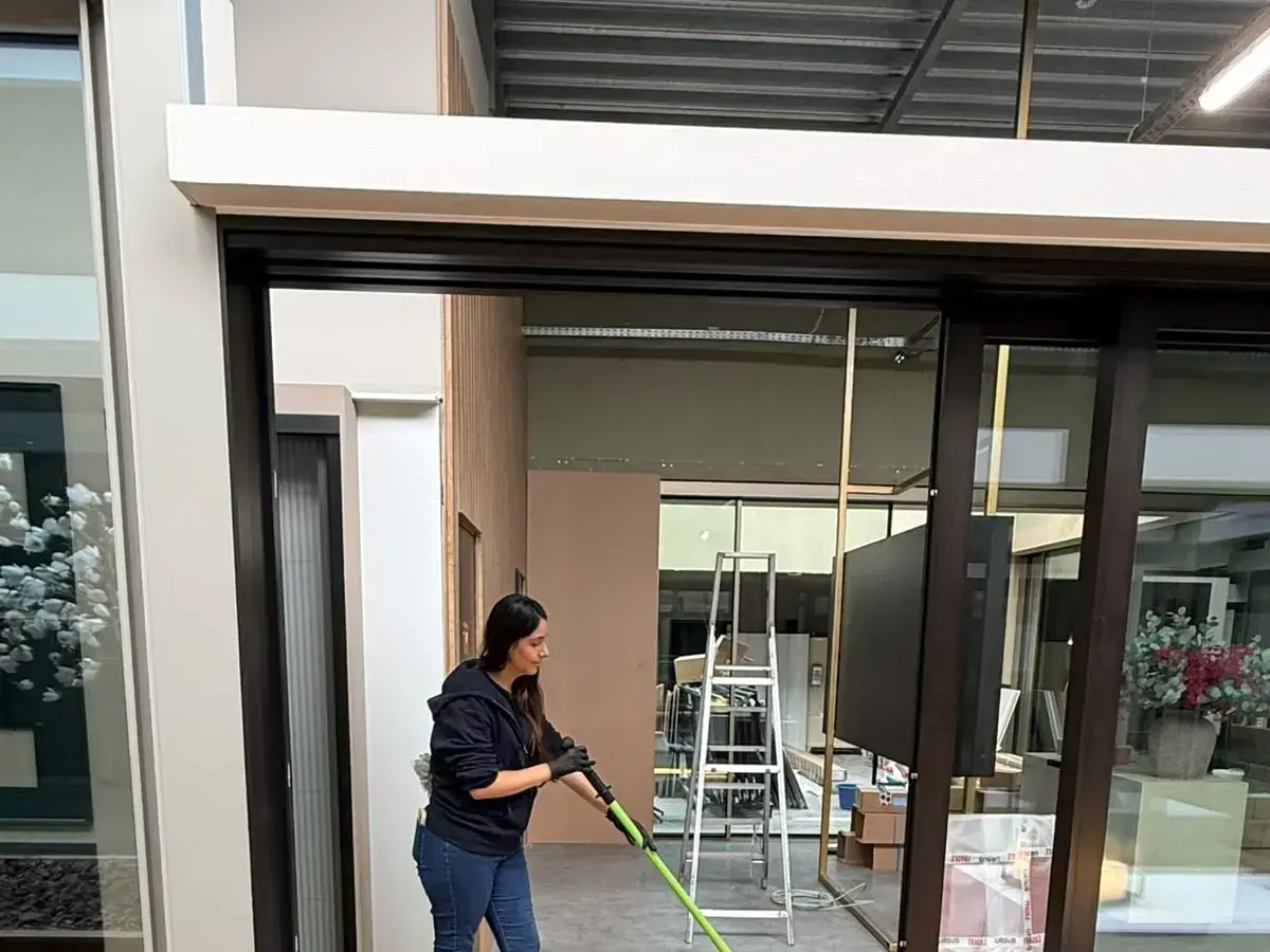 La même intervention de fin de chantier, vue depuis la terrasse : sol en bois nettoyé à la serpillière.